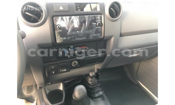 Buy Import Toyota Land Cruiser White Truck in Import - Dubai in Agadez Buy Import Toyota Land Cruiser White Truck in Import - Dubai in Agadez