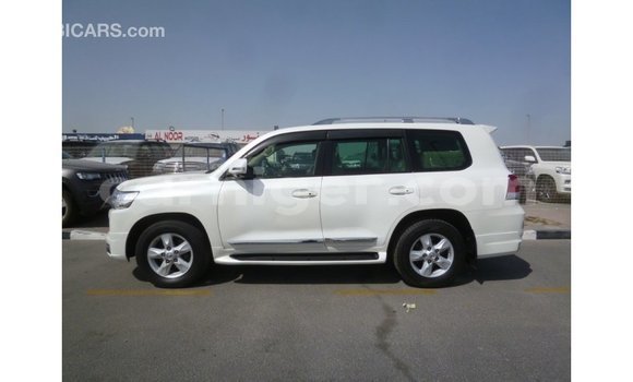 Sayi Imported Toyota Land Cruiser White Babbar mota in Import - Dubai a Agadez Sayi Imported Toyota Land Cruiser White Babbar mota in Import - Dubai a Agadez