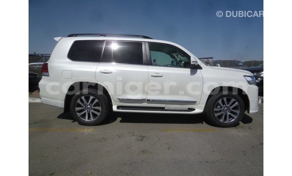 Buy Import Toyota Land Cruiser White Truck in Import - Dubai in Agadez Buy Import Toyota Land Cruiser White Truck in Import - Dubai in Agadez