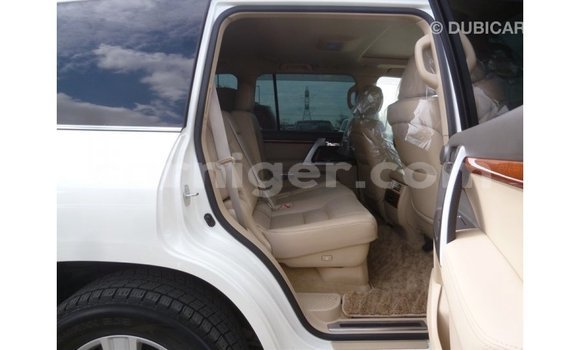 Acheter Import Utilitaire Toyota Land Cruiser Blanc à Import - Dubai, Agadez Acheter Import Utilitaire Toyota Land Cruiser Blanc à Import - Dubai, Agadez
