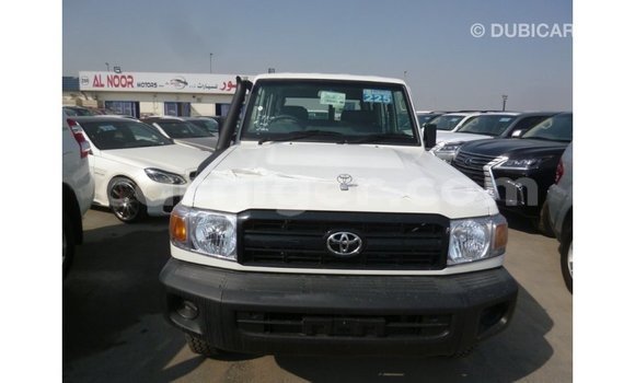 Buy Import Toyota Land Cruiser White Truck in Import - Dubai in Agadez Buy Import Toyota Land Cruiser White Truck in Import - Dubai in Agadez