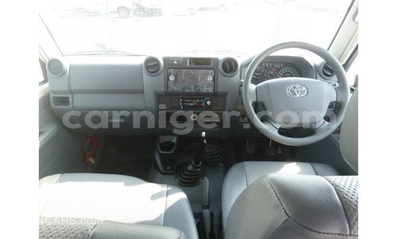 Buy Import Toyota Land Cruiser White Truck in Import - Dubai in Agadez Buy Import Toyota Land Cruiser White Truck in Import - Dubai in Agadez