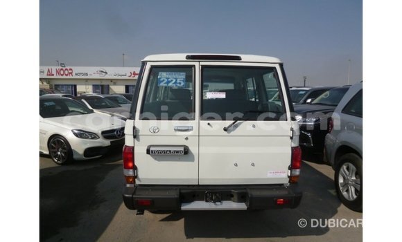 Buy Import Toyota Land Cruiser White Truck in Import - Dubai in Agadez Buy Import Toyota Land Cruiser White Truck in Import - Dubai in Agadez