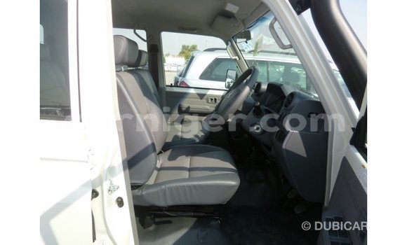 Buy Import Toyota Land Cruiser White Truck in Import - Dubai in Agadez Buy Import Toyota Land Cruiser White Truck in Import - Dubai in Agadez