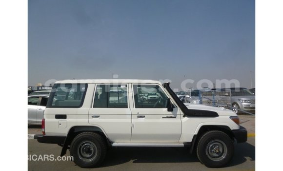 Buy Import Toyota Land Cruiser White Truck in Import - Dubai in Agadez Buy Import Toyota Land Cruiser White Truck in Import - Dubai in Agadez