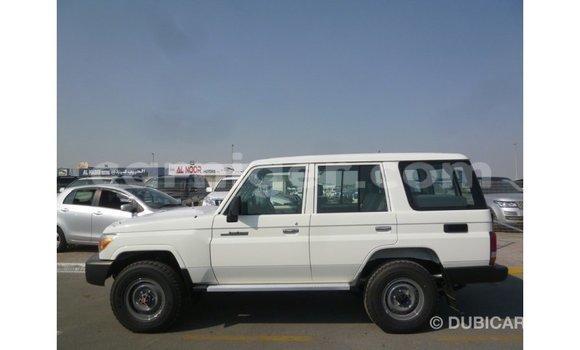Buy Import Toyota Land Cruiser White Truck in Import - Dubai in Agadez Buy Import Toyota Land Cruiser White Truck in Import - Dubai in Agadez
