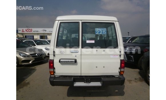 Sayi Imported Toyota Land Cruiser White Babbar mota in Import - Dubai a Agadez Sayi Imported Toyota Land Cruiser White Babbar mota in Import - Dubai a Agadez