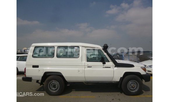 Sayi Imported Toyota Land Cruiser White Babbar mota in Import - Dubai a Agadez Sayi Imported Toyota Land Cruiser White Babbar mota in Import - Dubai a Agadez