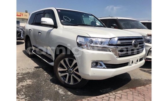 Buy Import Toyota Land Cruiser White Truck in Import - Dubai in Agadez Buy Import Toyota Land Cruiser White Truck in Import - Dubai in Agadez