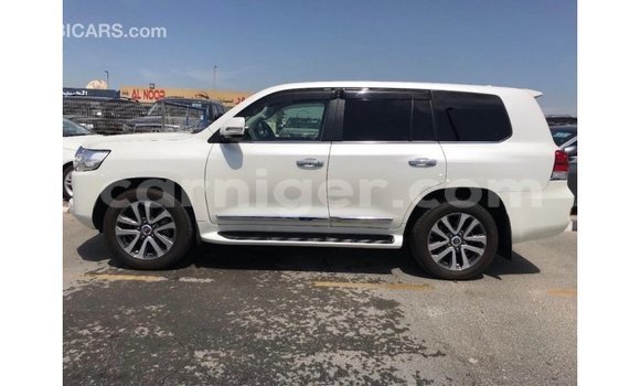 Buy Import Toyota Land Cruiser White Truck in Import - Dubai in Agadez Buy Import Toyota Land Cruiser White Truck in Import - Dubai in Agadez