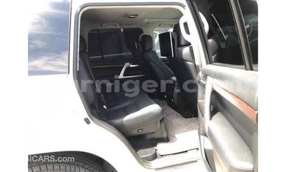 Buy Import Toyota Land Cruiser White Truck in Import - Dubai in Agadez Buy Import Toyota Land Cruiser White Truck in Import - Dubai in Agadez