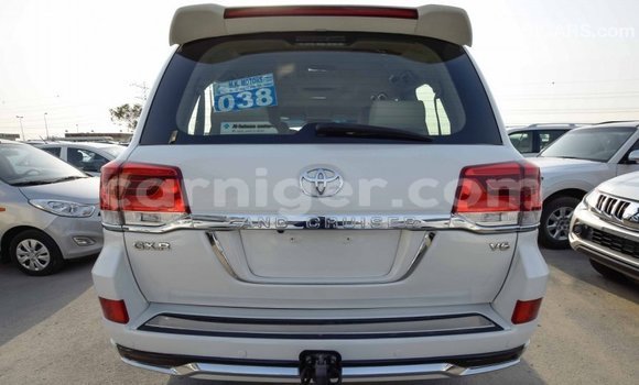 Sayi Imported Toyota Land Cruiser White Babbar mota in Import - Dubai a Agadez Sayi Imported Toyota Land Cruiser White Babbar mota in Import - Dubai a Agadez