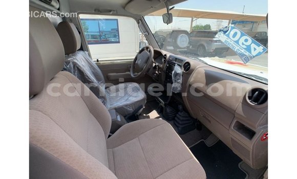 Buy Import Toyota Land Cruiser White Truck in Import - Dubai in Agadez Buy Import Toyota Land Cruiser White Truck in Import - Dubai in Agadez