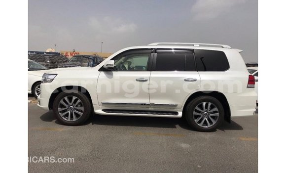 Sayi Imported Toyota Land Cruiser White Babbar mota in Import - Dubai a Agadez Sayi Imported Toyota Land Cruiser White Babbar mota in Import - Dubai a Agadez