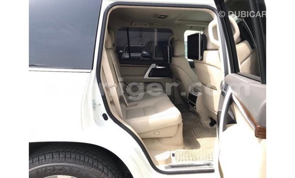 Sayi Imported Toyota Land Cruiser White Babbar mota in Import - Dubai a Agadez Sayi Imported Toyota Land Cruiser White Babbar mota in Import - Dubai a Agadez