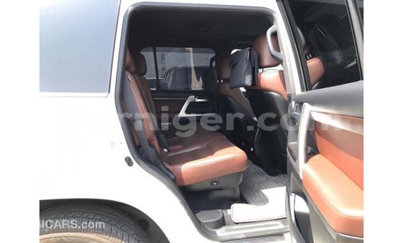 Sayi Imported Toyota Land Cruiser White Babbar mota in Import - Dubai a Agadez Sayi Imported Toyota Land Cruiser White Babbar mota in Import - Dubai a Agadez