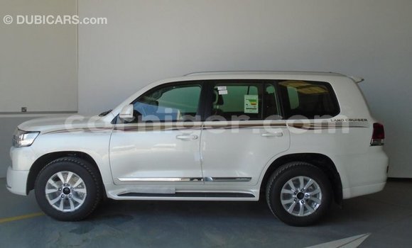 Buy Import Toyota Land Cruiser White Truck in Import - Dubai in Agadez Buy Import Toyota Land Cruiser White Truck in Import - Dubai in Agadez
