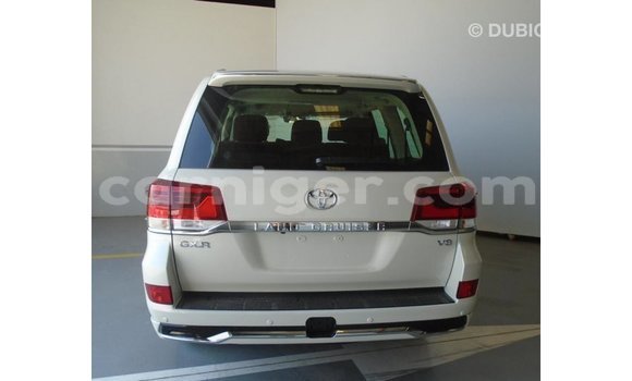 Buy Import Toyota Land Cruiser White Truck in Import - Dubai in Agadez Buy Import Toyota Land Cruiser White Truck in Import - Dubai in Agadez