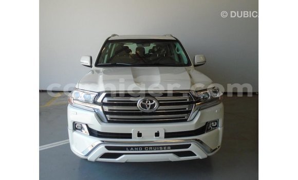 Buy Import Toyota Land Cruiser White Truck in Import - Dubai in Agadez Buy Import Toyota Land Cruiser White Truck in Import - Dubai in Agadez