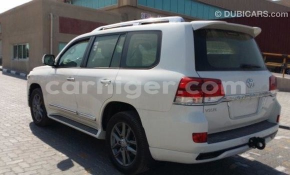 Buy Import Toyota Land Cruiser White Truck in Import - Dubai in Agadez Buy Import Toyota Land Cruiser White Truck in Import - Dubai in Agadez