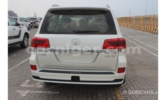 Buy Import Toyota Land Cruiser White Truck in Import - Dubai in Agadez Buy Import Toyota Land Cruiser White Truck in Import - Dubai in Agadez