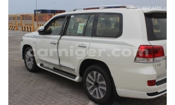 Buy Import Toyota Land Cruiser White Truck in Import - Dubai in Agadez Buy Import Toyota Land Cruiser White Truck in Import - Dubai in Agadez