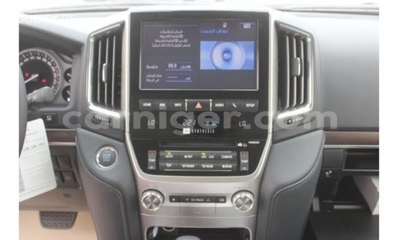Buy Import Toyota Land Cruiser White Truck in Import - Dubai in Agadez Buy Import Toyota Land Cruiser White Truck in Import - Dubai in Agadez