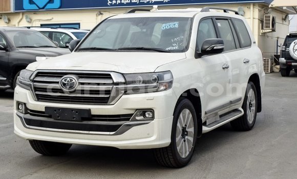 Buy Import Toyota Land Cruiser White Truck in Import - Dubai in Agadez Buy Import Toyota Land Cruiser White Truck in Import - Dubai in Agadez