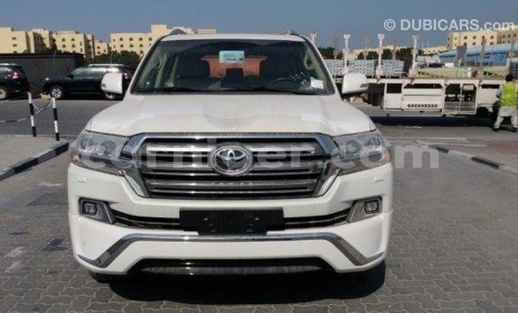 Buy Import Toyota Land Cruiser White Truck in Import - Dubai in Agadez Buy Import Toyota Land Cruiser White Truck in Import - Dubai in Agadez