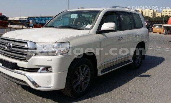 Buy Import Toyota Land Cruiser White Truck in Import - Dubai in Agadez Buy Import Toyota Land Cruiser White Truck in Import - Dubai in Agadez
