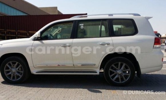 Buy Import Toyota Land Cruiser White Truck in Import - Dubai in Agadez Buy Import Toyota Land Cruiser White Truck in Import - Dubai in Agadez
