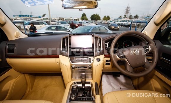 Acheter Import Utilitaire Toyota Land Cruiser Blanc à Import - Dubai, Agadez Acheter Import Utilitaire Toyota Land Cruiser Blanc à Import - Dubai, Agadez