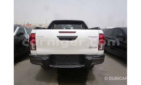 Sayi Imported Toyota Hilux White Mota in Import - Dubai a Agadez Sayi Imported Toyota Hilux White Mota in Import - Dubai a Agadez