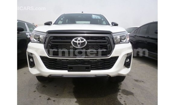 Sayi Imported Toyota Hilux White Mota in Import - Dubai a Agadez Sayi Imported Toyota Hilux White Mota in Import - Dubai a Agadez