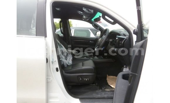 Sayi Imported Toyota Hilux White Mota in Import - Dubai a Agadez Sayi Imported Toyota Hilux White Mota in Import - Dubai a Agadez