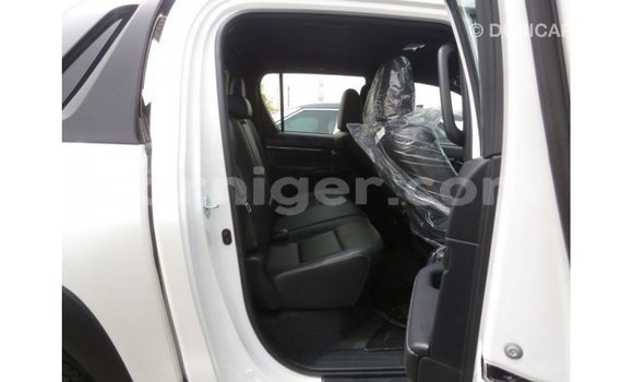 Sayi Imported Toyota Hilux White Mota in Import - Dubai a Agadez Sayi Imported Toyota Hilux White Mota in Import - Dubai a Agadez