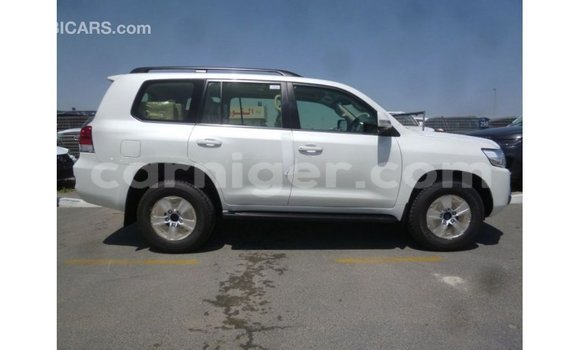 Buy Import Toyota Land Cruiser White Truck in Import - Dubai in Agadez Buy Import Toyota Land Cruiser White Truck in Import - Dubai in Agadez