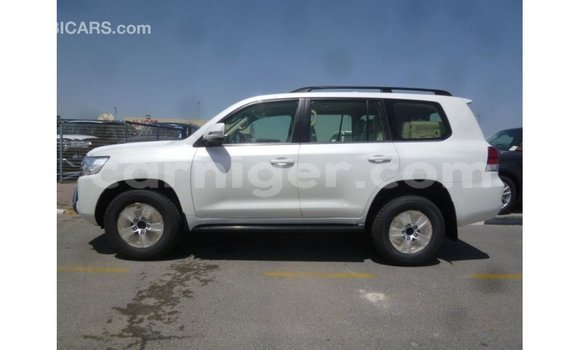 Buy Import Toyota Land Cruiser White Truck in Import - Dubai in Agadez Buy Import Toyota Land Cruiser White Truck in Import - Dubai in Agadez