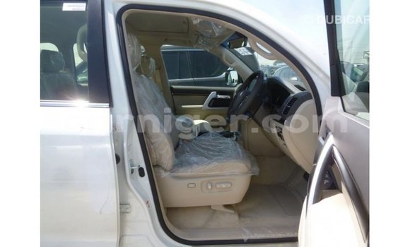 Buy Import Toyota Land Cruiser White Truck in Import - Dubai in Agadez Buy Import Toyota Land Cruiser White Truck in Import - Dubai in Agadez