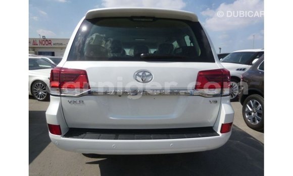 Buy Import Toyota Land Cruiser White Truck in Import - Dubai in Agadez Buy Import Toyota Land Cruiser White Truck in Import - Dubai in Agadez