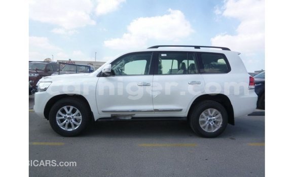 Buy Import Toyota Land Cruiser White Truck in Import - Dubai in Agadez Buy Import Toyota Land Cruiser White Truck in Import - Dubai in Agadez