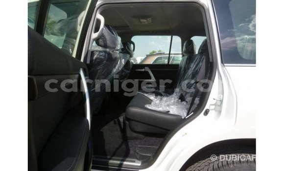 Buy Import Toyota Land Cruiser White Truck in Import - Dubai in Agadez Buy Import Toyota Land Cruiser White Truck in Import - Dubai in Agadez