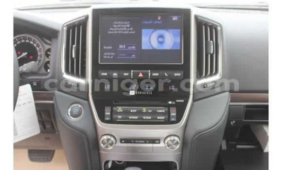 Buy Import Toyota Land Cruiser White Truck in Import - Dubai in Agadez Buy Import Toyota Land Cruiser White Truck in Import - Dubai in Agadez