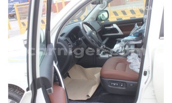 Buy Import Toyota Land Cruiser White Truck in Import - Dubai in Agadez Buy Import Toyota Land Cruiser White Truck in Import - Dubai in Agadez