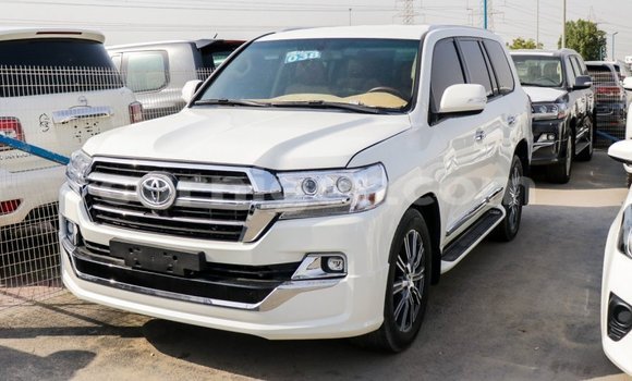 Sayi Imported Toyota Land Cruiser White Babbar mota in Import - Dubai a Agadez Sayi Imported Toyota Land Cruiser White Babbar mota in Import - Dubai a Agadez