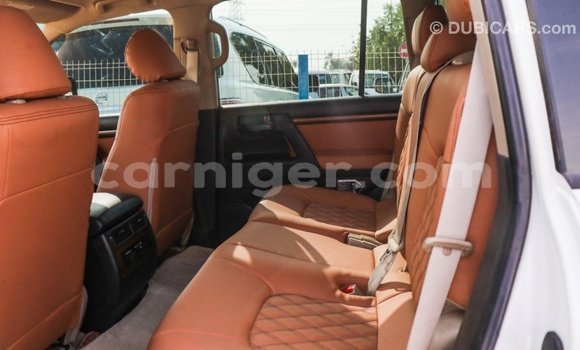 Sayi Imported Toyota Land Cruiser White Babbar mota in Import - Dubai a Agadez Sayi Imported Toyota Land Cruiser White Babbar mota in Import - Dubai a Agadez