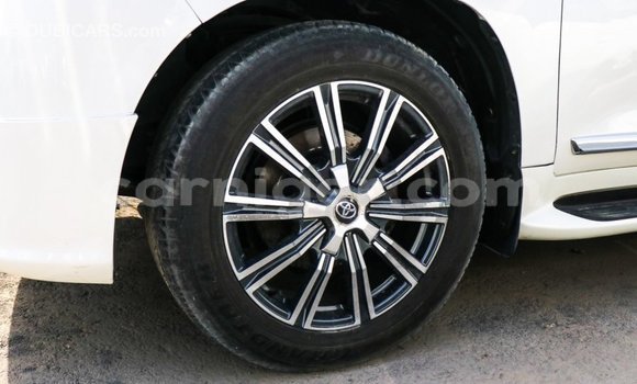 Sayi Imported Toyota Land Cruiser White Babbar mota in Import - Dubai a Agadez Sayi Imported Toyota Land Cruiser White Babbar mota in Import - Dubai a Agadez