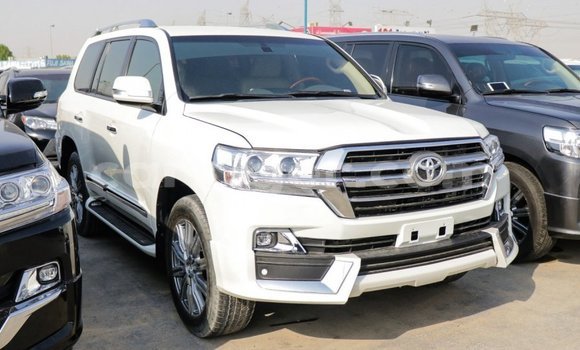 Buy Import Toyota Land Cruiser White Truck in Import - Dubai in Agadez Buy Import Toyota Land Cruiser White Truck in Import - Dubai in Agadez