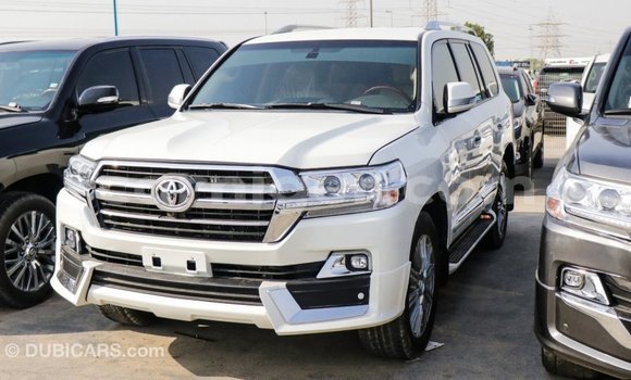 Buy Import Toyota Land Cruiser White Truck in Import - Dubai in Agadez Buy Import Toyota Land Cruiser White Truck in Import - Dubai in Agadez