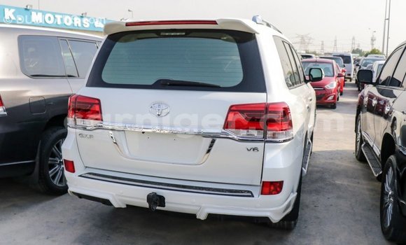 Buy Import Toyota Land Cruiser White Truck in Import - Dubai in Agadez Buy Import Toyota Land Cruiser White Truck in Import - Dubai in Agadez